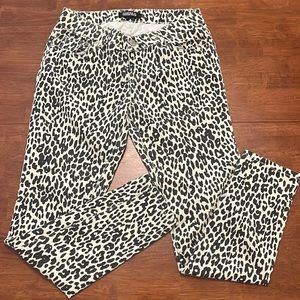 Forever 21 Women’s Skinny Jeans, Size 27 or 4 US, Excellent Condition!! Cute!